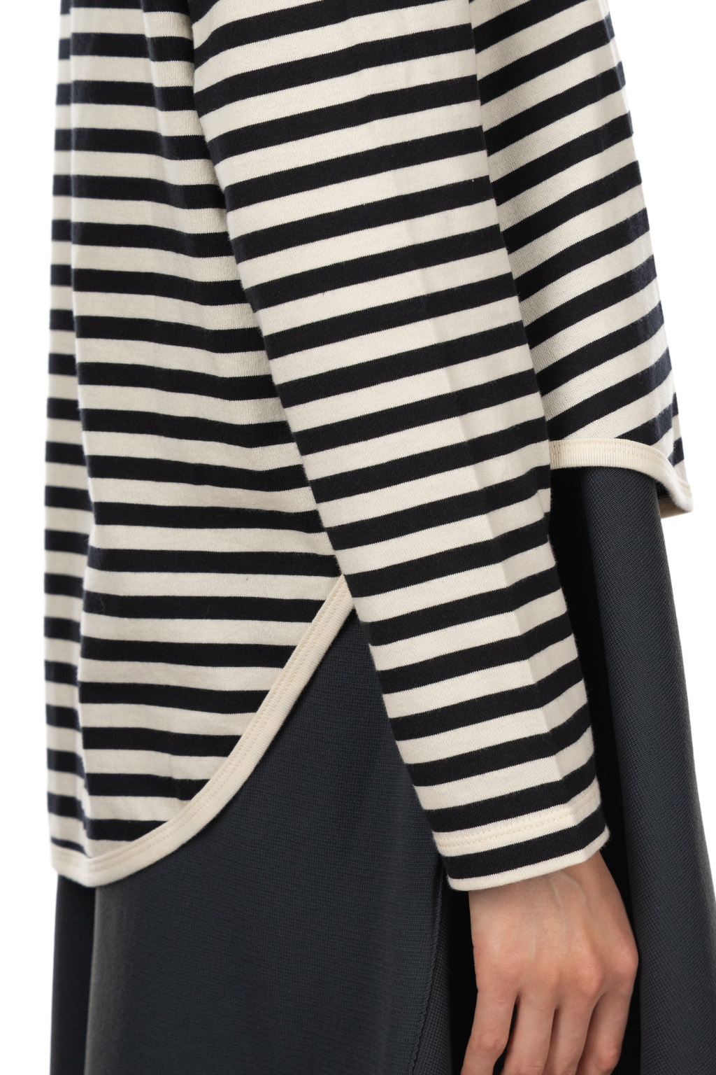 Manon - Round Hem Piping LS Border Tee